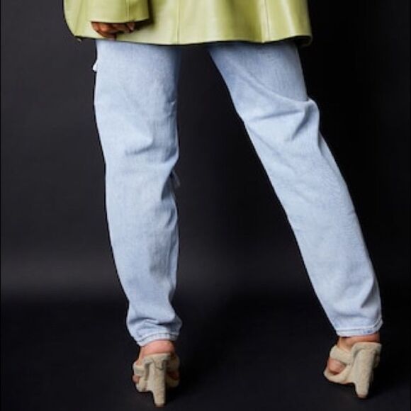 ✨HP✨PRETTYLITTLETHING Light Wash Ripped Mom Jeans✨ - Picture 2 of 9